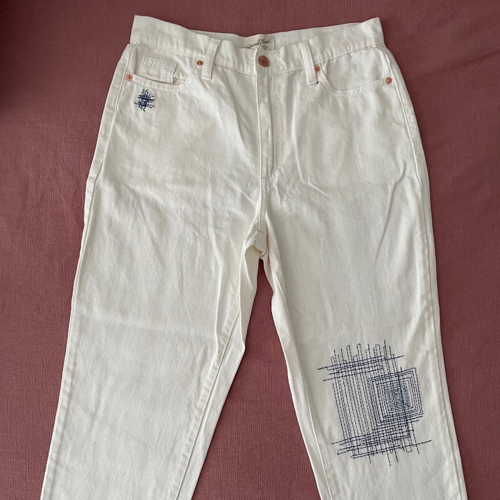 Loose-fit white denim pants with embroidery detail